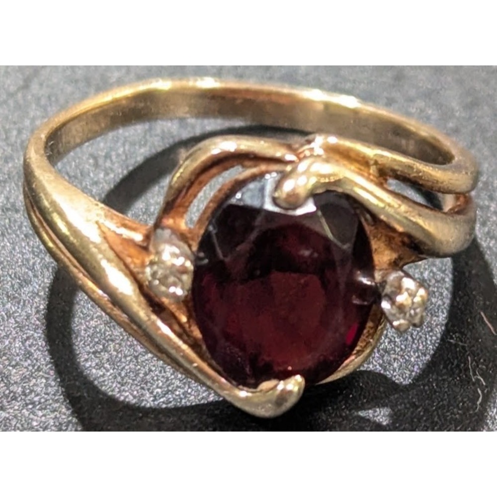 Vintage 18K Plumb Yellow Gold Oval Red Garnet Ring Size 5.5 Diamiond Accent